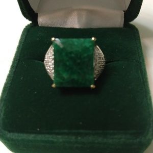 Gorgeous emerald ring white topez on the sides